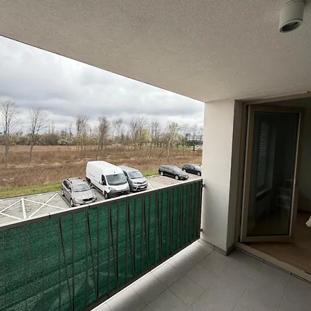 Skygate With Private Parking Garage Apartment *